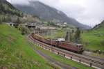 Bei stürmischem Nordwind und leichtem Nieselregen donnern die BLS Re 425 164 und 425 176 mit einem Stahlzug bei Wassen vorüber. Aufgenommen am 28.04.2015