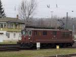 BLS: Momentaufnahmen von  braunen Mutzen  der BLS mit unterschiedlichen Stromabnehmern. Re 4/4 195 mit Einholmstromabnehmer vor dem historischen Stellwerksgebäude in Weil am Rhein am 27. November 2015.
Foto: Walter Ruetsch