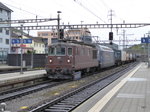 BLS - Lok`s Re 4/4 186 und 465 013 mit Güterzug bei der durchfahrt durch den Bahnhof von Olten am 16.04.2016