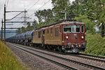 Doppeltraktion der BLS Re 425 Maschinen Re 425 180  Neuchatel  und der 182  Kandergrund  fahren mit einem Oelbomber den Bözberg hinauf,Bild Villnachern 15.6.2016