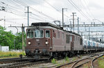 Doppeltraktion, mit den BLS Loks 425 190 und 425 188, durchfahren den Bahnhof Pratteln. Das abzweigende Gleis führt auf eine Strasse und in ein Industriegebiet, von wo aus auch diese Aufnahme am 29.06.2016 entstand.