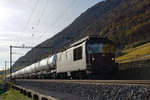 SBB/BLS: HERBSTLICHE STIMMUNG
auf der Jurasüdfuss Linie
vom 3. November 2016 (Güterverkehr).
Re 4/4 178 mit neuen SHELL-Zisternenwagen bei Ligerz.
Foto: Walter Ruetsch 