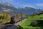 Re 425 173 mit einem Autozug am 22.10.2016 bei Unterterzen. 