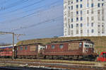 Doppeltraktion, mit den BLS Lok 425 185 und 425 164, durchfahren den Bahnhof Pratteln. Die Aufnahme stammt vom 07.12.2016.