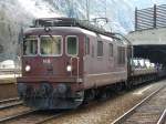 Re 4/4 168 vor einen Ltschberg Autozug im Bahnhof von Goppenstein am 10.03.2007