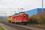 Re 4/4 I 10009 schleppt die XTmas 80 85 9 81 904-2 Richtung Bahnhof Itingen.