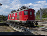 RailEvent - Re 4/4  10009 abgestellt auf der Drehscheibe im Bahnhofsareal in Lyss am 24.04.2021