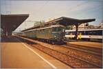 Die SBB Re 4/4 I 10041 mit einem Regionalzug von Neuchâtel nach Lausanne beim Halt in Renens VD. 

Analogbild vom 23. Mai 1993