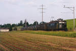ERINNERUNGEN AN DIE SBB-STRECKE SOLOTHURN - BÜREN AN DER AARE
VON WALTER RUETSCH

Von der 1876 eröffneten Bahnstrecke Solothurn – Lyss ist der Abschnitt zwischen Solothurn und Büren seit 1994 ausser Betrieb. Ersetzt wurde er durch die Buslinie 8. Zurzeit sind nur noch Anschlussfahrten für den Güterverkehr ab Solothurn Hauptbahnhof bis Rüti bei Büren mit Diesellokomotiven möglich. Das bei Bedarf an Werktagen verkehrende Güterzugspaar befördert die Wagen mit einer Am 4/4 zwischen Solothurn und Arch. Die Rangierfahrten zwischen Arch und Rüti bei Büren werden mit der firmeneigenen Rangierlok durchgeführt.

Die Fahrleitungen wurden bereits kurz nach der Betriebseinstellung entfernt.

Auch die Dampffahrten des Dampfbahnvereins Bern mussten schon vor Jahren eingestellt werden, weil eine Unterführung in Büren in einem schlechten Zustand ist.

Der typische Regionalzug mit einer Re 4/4 I bei Solothurn im März 1994 wie er während den letzten Betriebsjahren noch beobachtet werden konnte. Mit etwas Fotografenglück erwischte man ab und zu sogar noch eine stilreine grüne, verstärkte SBB Zugskomposition.
