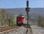 IGE-Abschiedsfahrt vom  Blauen Fernschnellzug . 

Der Schnellzug kurz vor dem Angensteintunnel, da ich in Delsberg überrascht feststellte, nicht die Lok wendete Richtung Basel, sondern der Zug, kam nur die Südseite in Frage. Re 4/4 I 10009 fuhr voraus. Standort Strasse, Aesch, März 2019.