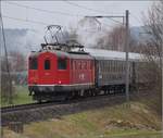 Mit Dampf zum Gotthard. Bei Otelfingen ist Re 4/4 I 10009 mit Nachschieben des langen Sonderzugs beschäftigt. Birr, März 2018.