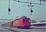 Die SBB Re 4/4 I 10049 erreicht mit einem Schnellzug von Biel/Bienne nach Delémont den BLS Bahnhof Grenchen Nord. Die SBB Re 4/4 I 10049 war eine der ersten Re 4/4 I  in Rot, hatte aber bereist die dem damals neuen Farbschema entsprechende weisse Zierlinien, welcher der ersten Re 4/4 I in Rot, der Re 4/4 I 10043, noch fehlte. 

8. Jan. 1985