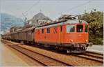 Die SBB Re 4/4 I 10043 hat in Grenchen Nord ihren Regionalzug umfahren. Nun wartet die Re 4/4 I 100043 mit dem Regionalzug 4876 auf die Abfahrt nach Biel/Bienne. Neben dem Gepäckwagen hinter der Lok, ist auch die Lok selbst beachtenswert: Als erste Re 4/4 I in rot, verfügt sich nicht, über die sonst übliche weisse Zierlinie. 

14. Sept. 1984