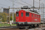 Re 4/4 I 10009 durchfährt den Bahnhof Pratteln. Die Aufnahme stammt vom 24.10.2019.