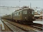 Die SBB Re 4/4 I 10039 wartet mit einem ungewöhnlichen und ungewöhnlich langen Regionalzug 3933 nach Basel SBB in Delémont auf die Abfahrt. 
Grund dafür ist die an diesem Sonntag ausgegeben Fr 5.- Tageskarte, die in allen Regionalzügen gültig ist. Der  Erfolg  war so gross, dass ab dem Nachmittag auch die Schnellzüge für die Beförderung der vielen Menschen frei gegeben werden musste.

16. Sept. 1984