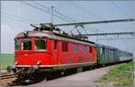 Die SBB Re 4/4 I 10035 erreicht mit ihrem Regionalzug von Vallorbe nach Lausanne den Bahnhof von Arnex.