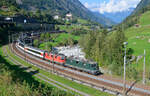 Gotthard-Bahntage: Am Nachmittag des 18.09.2021 schleppt Re 4/4 11161 die schadhafte Re 4/4 11200 mit dem rund 80 min verspäteten  Gotthard Panorama Express  auf der Rückfahrt von Flüelen nach Lugano ab. Im Hintergrund ist der talwärts fahrende RAe TEE II 1053  Gottardo  unterhalb der Kirche von Wassen zu sehen.