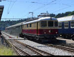 TEE - Re 4/4 10034 mit einem Extrazug im Bahnhof von Sumiswald - Grünen am 11.06.2022