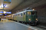 Samstag den 09.12.2023 um 07:38 Uhr in Bern. Unterwegs mit dem Verein Pacific (01 202 Lyss) in Zusammenarbeit mit ZRT Bahnreisen Brig-Glis. Die Reise geht von Aarau nach Domodossola und wieder zurück nach Aarau. Im Bahnhof Bern auf Gleis 1 steht der Abfahrbereite Zug mit der Zugnummer 31121 (Zugnummer von Aarau – Domodossola). Zuglok von Aarau bis Bern Weyermannshaus ist die SBB Re 4/4 I 10039. Ab Bern Weyermannshaus bis Domodossola ist die BLS Ae 6/8 205 Zuglok. Abfahrt in Bern nach Fahrplan ist um 07:37 Uhr. Wirkliche Abfahrtszeit ist um 07:38 Uhr. Somit mehr als Pünktlich. Der Zug ist hier in Bern wie folgt Zusammengestellt (Spitze – Schluss): Lokomotive der Classic Rail AG, grüne Re 4/4 I 10039 (91 85 4410 039-2 CH-CLRA), Ursprüngliche Nummer 439, Vmax 125 km/h, Baujahr 1946, Inbetriebsetzung 1950, SLM Fabriknummer 4018/1950, ohne Fernsteuerung. 1. Wagen UIC 56 80 3140 362-5 D-IRSI (ABm 362, Suisse Train Bleu, im Zug als Sitzplatz-Wagen Nr. 3 bezeichnet), 2. Wagen UIC 56 80 8980 010-2 D-IRSI (WGm  010, Suisse Train Bleu  Schützengarten“, im Zug als Bar-Wagen bezeichnet), 3. Wagen UIC 56 80 1040 360-4 D-IRSI (Am 360, Suisse Train Bleu, im Zug als Sitzplatz-Wagen Nr. 2 bezeichnet), 4. Wagen UIC 50 85 1833 417-4 CH-BLS (BLS 50 63 1833 811-4 A, EW I), im Zug als Sitzplatz-Wagen Nr. 1 bezeichnet). Koordinaten GMS (Grad, Minuten, Sekunden): N 46° 56’ 54.8’’ O 7° 26’ 17.8’’