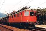 Re 4/4 I 10043 in Rot, aber noch ohne weissen Trennstreifen mit Regionalzug 4876 in Grenchen Nord am 14. September 1984.
(Gescanntes Foto)