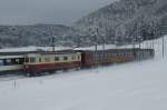 Re 4/4 I 10034 nhert sich am 8.12.2012 Burgdorf. Leider musste genau in diesem Moment ein umgeleiteter IC nach Basel durchs Bild fahren.