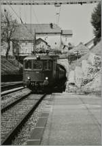 Die SBB Re 4/4 I 10046 erreicht mit einem Regionalzug von Vallorbe nach Lausanne den Bahnhof La Sarraz.
April 1995