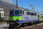 Re 420 501-9 der BLS (ex SBB 11110) verlässt den Bahnhof Interlaken Ost.