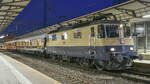 Re 421 387-2 beim Halt in Aarau mit dem Prestige Continental Express. Aufgenommen am Abend des 12.03.2022.