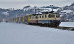 Doppeltraktion Rheingold Re 421 387 und TEE Re 421 393 von Trans Rail AG  mit einem Holzzug nach Menznau zur SWISS KRONO AG bei Rohrbach am 21.Januar 2023.