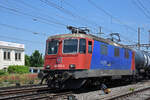 Re 421 374-0 von Swiss rail traffic in diensten der WRS durchfährt am 09.06.2023 den Bahnhof Pratteln.