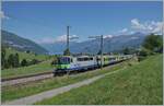 Mit dem (ex SwissExpress) RE von Interlaken Ost nach Zweisimmen. Die BLS Re  4/4 504 erreicht mit ihrem RE von Interlaken Ost nach Zweisimmen in Kürze Spiez. Im Hintergrund der Thuner See und die Berner Alpen. 

14. Juni 2021 