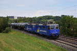 421 381 von WRS bespannt am 4. Juli 2018 in Doppeltraktion mit einer Schwester einen Kesselwagenganzzug. Hier fährt die Fuhre durch Westerstetten Richtung Ulm.