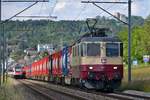 Durch den Gegenzug fast zugefahren und die Fotowolke pünktlich auf den Zug zur Stelle 😕.... trotzdem macht die Re 4/4 II 11393 (Re 421 393-0) mit dem Schloss Habsburg im Hintergrund eine gute Figur vor ihrem Zug nach Frenkendorf. Aufgenommen zwischen Schinznach-Bad (Brugg) und Holderbank am 11.06.2020.