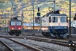 Re 421 387-2 begegnet nach der  Trennung  ihrer Vorspannlok bei der Ausfahrt in Richtung Schwyz nochmals. Aufgenommen anlässlich der Überführung von Bellinzona nach Basel am Abend des 12.06.2020 in Brunnen.