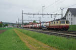 Die Re 4/4 II 11393 aus dem Jahre 1984 von IRSI mit TEE-Anstrich. Die frisch revidierte Re 421 393-0 mit leerem Sirup Containerzug in Aarberg auf die Abfahrt nach Islikon wartend am 30. April 2020.
Dieser 30. April war für die TEE-Lok ein ganz besonderer Tag trotz starkem Regen. Erstmals war sie mit einem imposanten Güterzug unterwegs.
Foto: Walter Ruetsch