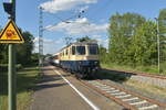 Re4/4  11387 mit einigen Personenwagen am Haken ist hier bei der Durchfahrt in Untergriesheim an der Frankenbahn abgelichtet.