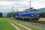 Widmer Rail Services AG/WRS.
Auch beim stärksten Regen und bei sehr schlechten Lichtverhältnissen mach die schönen blauen WRS-Lokomotiven eine gute Figur.
Re 430 111 und Ae 1042 007-1 als Lokzug bei Deitingen am 28. August 2020.
Foto: Walter Ruetsch