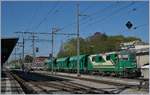 Die BAM MBC Re 4/4 II (UIC 91 85 4420 506-8 CH-MBC) rangiert auf der Umspuranlage in Morges einen Kieszug, der von Gland nach Apples unterwegs ist, und an die weit im Hintergrund zu sehenden Ge 4/4 zur weiterfahrt auf schmaler Spur übergeben wird.

19. April 2018