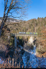 BLS Re 420 501 mit PE Zweisimmen - Interlaken Ost am 23. Januar 2021 auf der Bunschenbachbrücke bei Weissenburg.