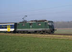 BLS Regionalzug bei Büren an der Aare mit der Re 4/4 II 505, ehemals SBB, am 20. Februar 2007.
Foto: Walter Ruetsch