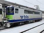 Die BLS Re 420 502 am 10.12.21 im Bahnhof Spiez.