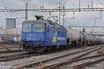 Re 430 115-6 der WRS durchfährt am 06.02.2023 den Bahnhof Pratteln.