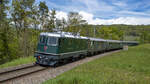 Die wunderschöne Re 4/4 II 11173 des dsf ist mit ihrem eleganten Zug kurz vor Rümikon AG unterwegs in Richtung Zurzach, aufgenommen am 29.04.2023.