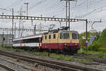 Re 421 393-0 von IRSI durchfährt am 26.04.2024 mit den Bpm 61 85 20-90 310-4 und dem Bpm 61 80 20-90 337-7 den Bahnhof Pratteln.