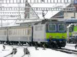 bls - Re 4/4 420 501-9 mit Regio im Bahnhofsareal von Spiez am 12.12.2008