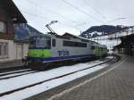 BLS Re 420 502-7 mit EWIII Pendel als Extrazug in Zweisimmen, 09.01.2015.