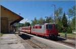 Bei der SBB als als Re 4/4 II 1119 1967 in Dienst gestellt, verkehrt die Re 4/4 II nun als Re 9185 4 420 503-6 CH TVYS bei Travys, hier mit einem Schülerzugs bei der Ankunft in Le Pont.
3. Juni 2015