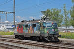 Werbe Lok Re 420 254-5 durchfährt solo den Bahnhof Rupperswil.