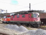 SBB - Re 4/4  420 267-7 mit 922 001-3 im Güterbahnhof Biel am 11.03.2017