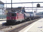 SBB - Re 4/4 11234 vor Güterzug bei der durchfahrt im Bahnhof Olten am 07.04.2017